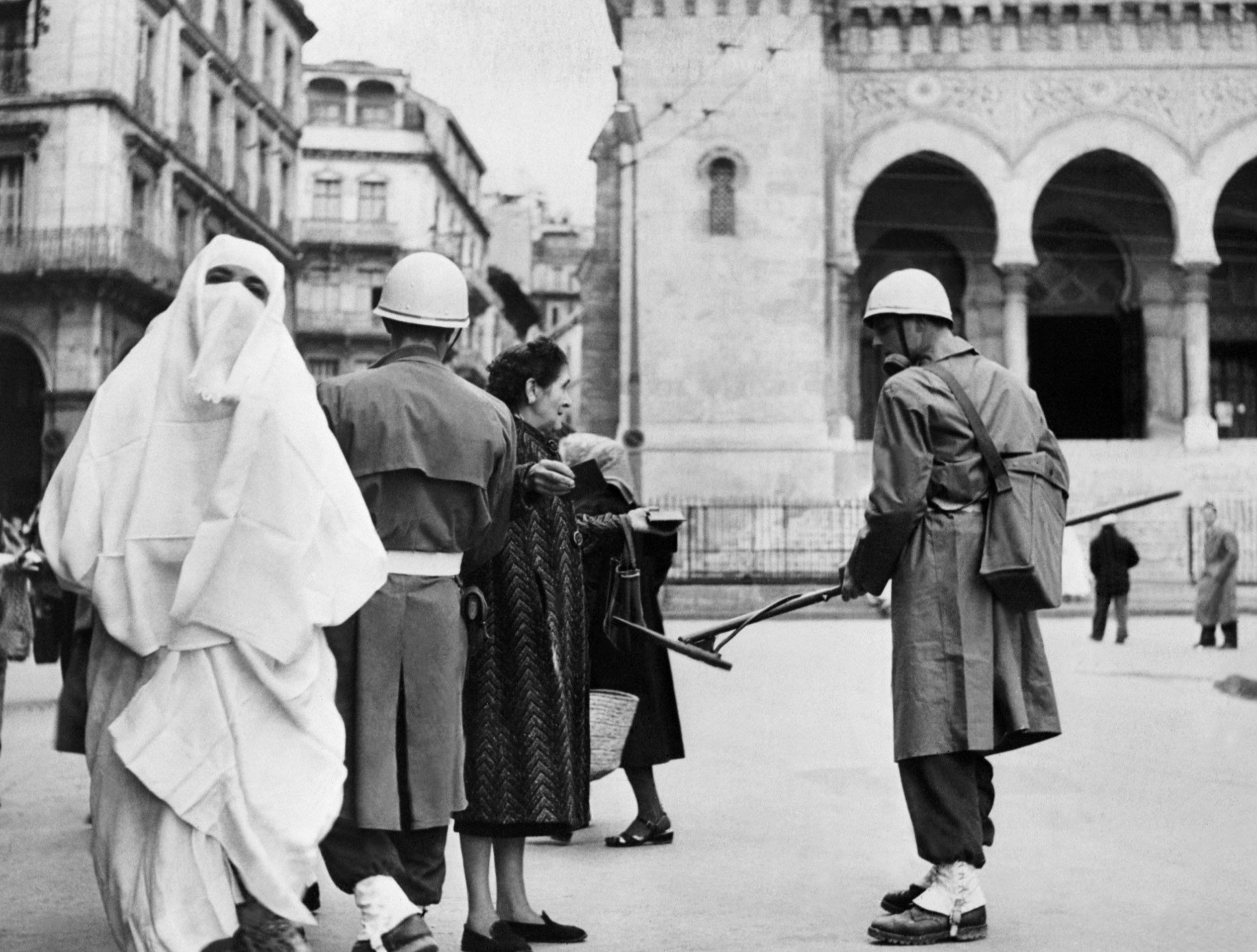 haïk dans un point de controle francais